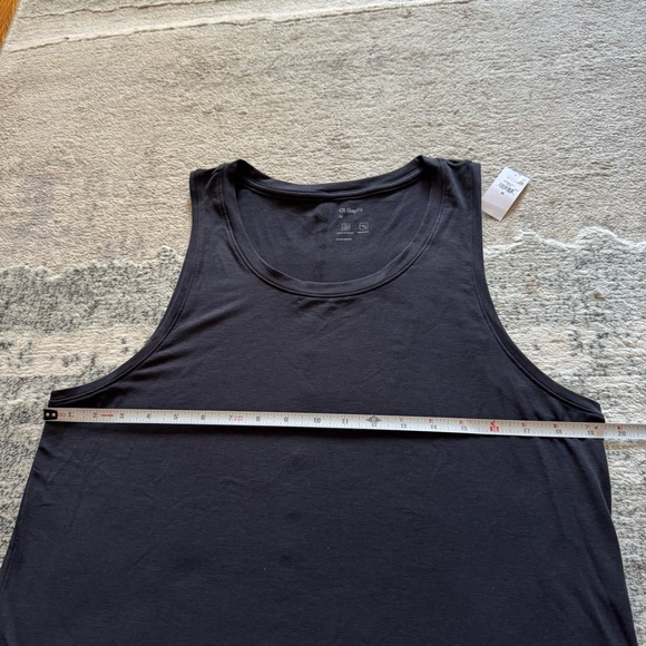 🆕 GapFit moisture wicking dolphin hem relaxed crew neck workout tank top - Picture 8 of 11